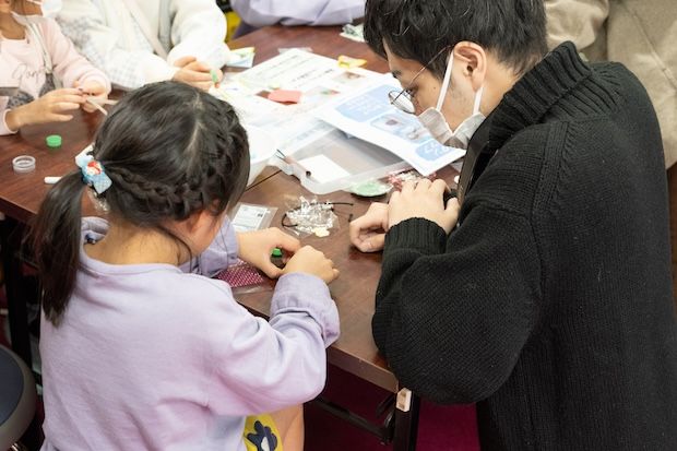 「くるみボタン」制作ワークショップの様子
